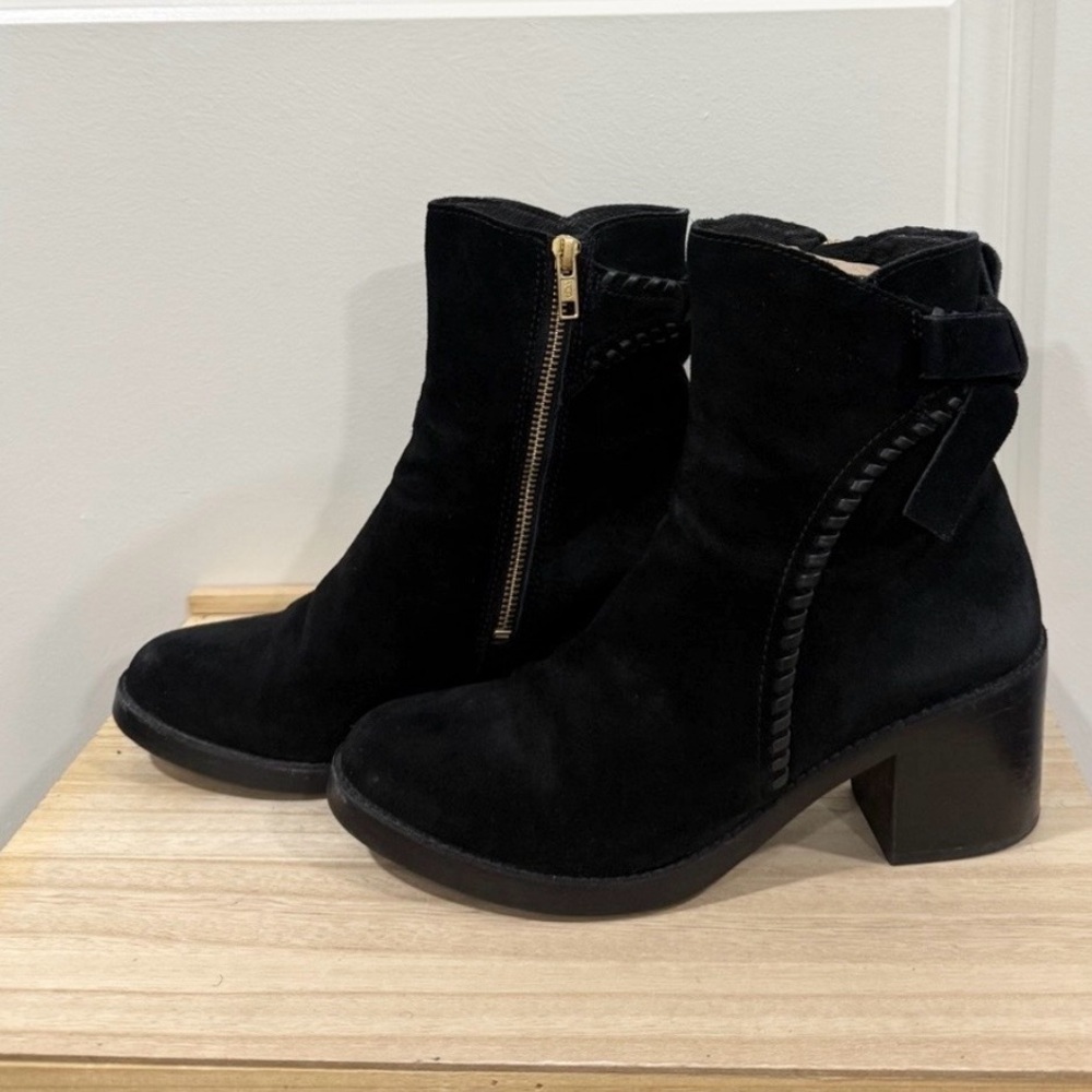 UGG Women’s Black Suede Ankle Booties Block Heel Bow Zip Size 8.5 - Picture 4 of 13